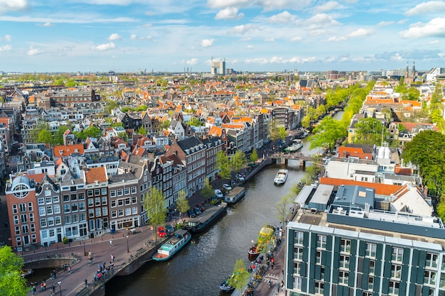 Vue d&#39;Amsterdam avec des canaux