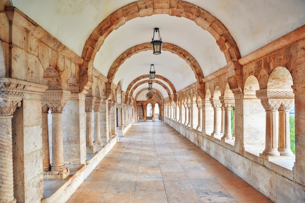 Vue sur l'ancien bastion des pêcheurs à Budapest. Galerie de l'Arche.