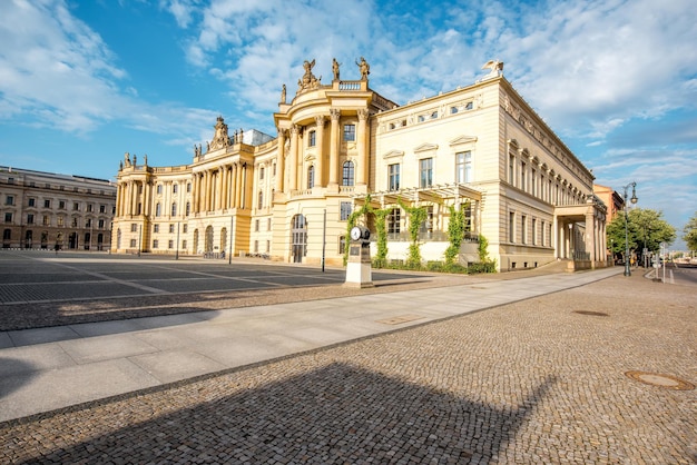 Vue sur l'ancien bâtiment de la bibliothèque pendant la lumière du matin dans la ville de Berlin