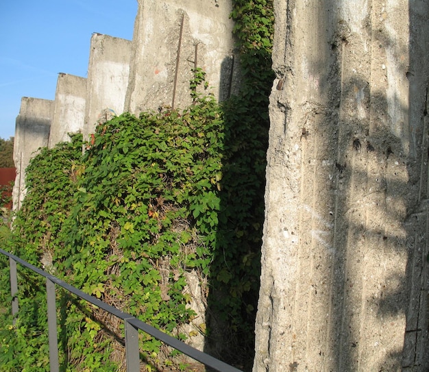 Photo vue de l'ancien bâtiment en ruine