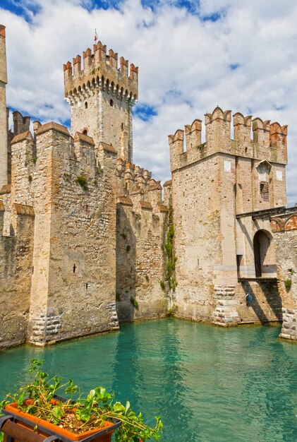 Vue de l'ancien château sur le lac de Garde