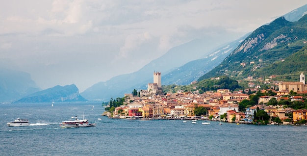 Vue avec l'ancien château de la ville de Malcesine sur le lac de Garde, Italie