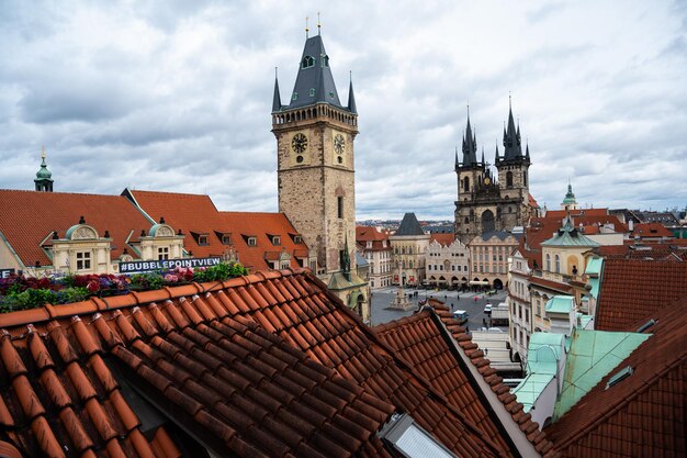 Une vue de l'ancien hôtel de ville de prague et de l'ancien hôtel de ville