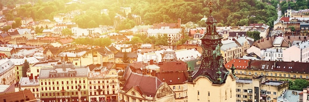 Vue de l'ancien Lviv. Toits de couleurs vives des maisons dans le centre-ville historique