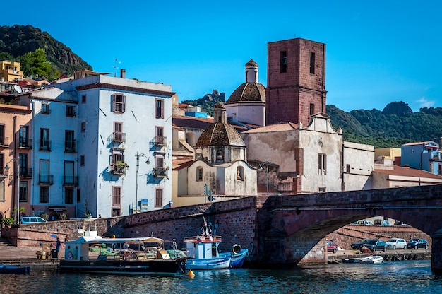 Vue de l'ancien village sur une rivière