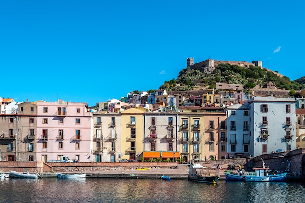 Vue de l'ancien village sur une rivière