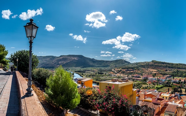 Photo vue de l'ancien village sur une rivière