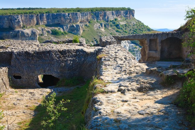 Vue de l'ancienne colonie de grottes de Chufut Kale (Crimée, Ukraine).