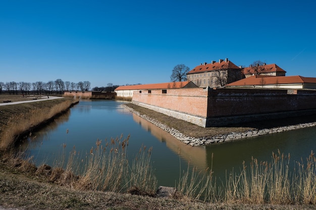 Photo vue sur l'ancienne forteresse et le château de la petite ville de holic en slovaquie