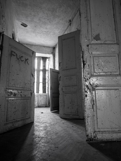 Photo vue de l'ancienne maison abandonnée