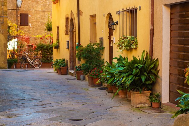 Vue de l'ancienne vieille ville européenne. Rue de Pienza, Italie. Fond vintage de voyage ensoleillé avec espace de copie.