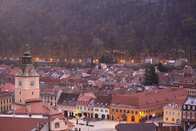 Vue de l'ancienne ville illuminée du soir Brasov Roumanie