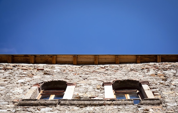 Vue sur les anciennes ruines d'un château deux fenêtres et mise au point sélective du ciel bleu