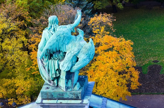 Vue sur les anciennes statues homme et aigle de stuc et le dôme de la cathédrale Saint-Isaac de Pétersbourg.