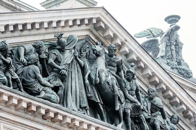 Vue sur les anciennes statues de stuc et le dôme de la cathédrale Saint-Isaac de Pétersbourg