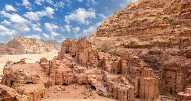 Vue sur les anciennes tombes royales nabatéennes et la rue des façades Petra Jordanie