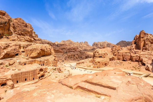 Vue sur les anciennes tombes royales nabatéennes et la rue principale de Petra pleine de Jordanie touristique