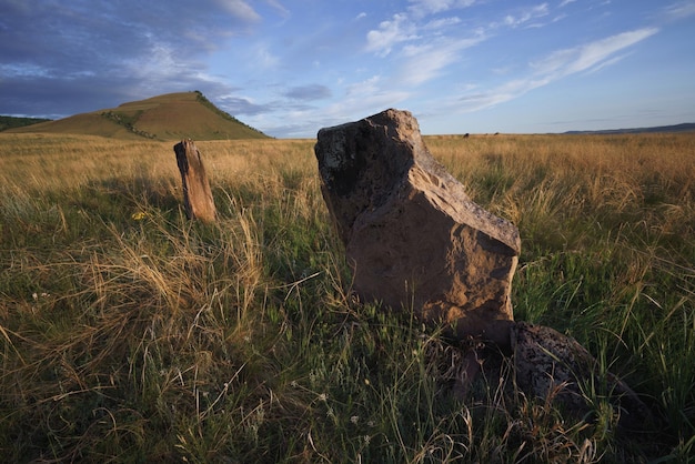 Vue d'anciens monticules funéraires et menhirs dans les steppes et les montagnes de Khakassie