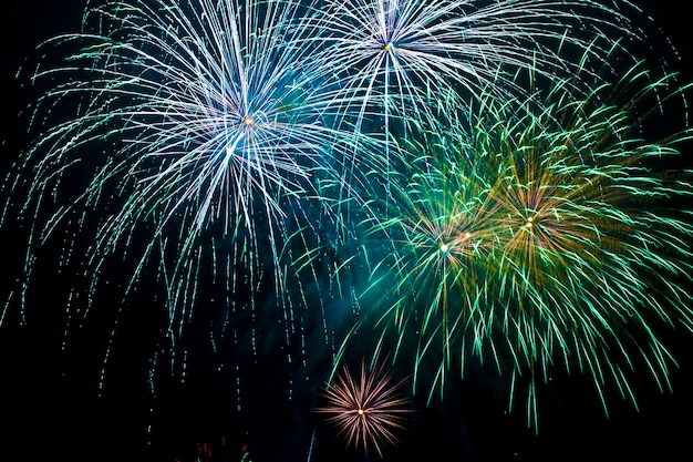 Vue d'angle bas de l'affichage des feux d'artifice
