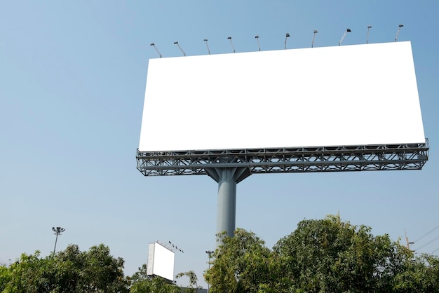 Vue d'angle bas de l'affiche contre le ciel
