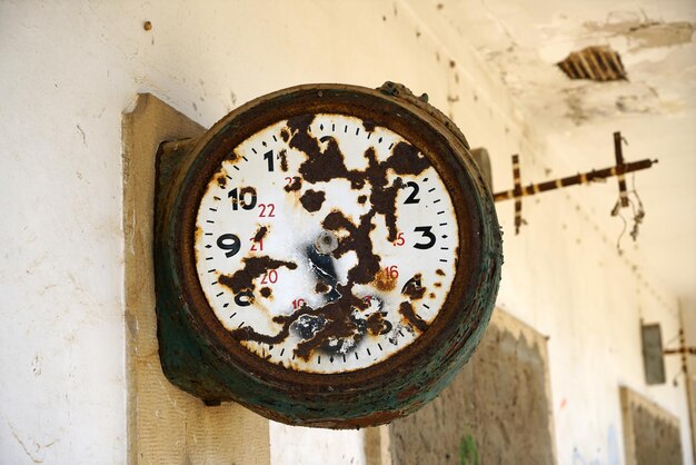 Vue à angle bas de l'ancienne horloge sur le mur