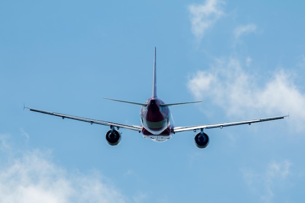 Vue à angle bas de l'avion contre le ciel par une journée ensoleillée