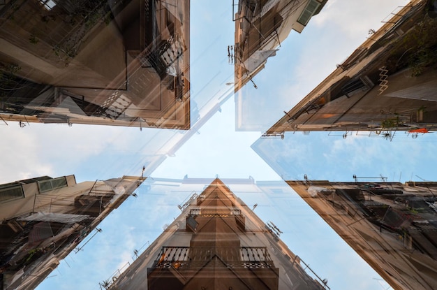 Vue à angle bas des bâtiments contre le ciel