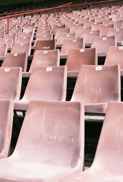 Vue à angle bas des chaises dans le stade