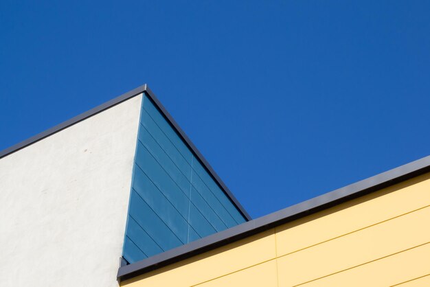 Vue à angle bas du bâtiment contre un ciel bleu clair