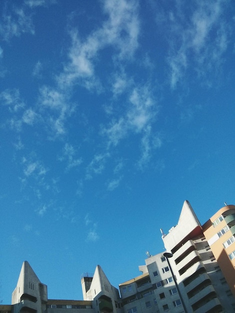 Vue à angle bas du bâtiment contre le ciel bleu