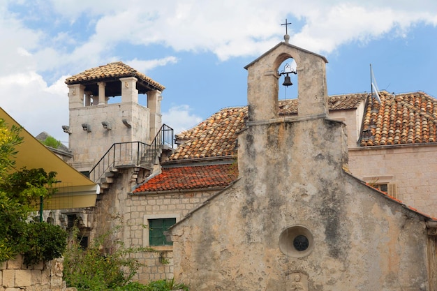 Vue d'angle bas du bâtiment contre le ciel.