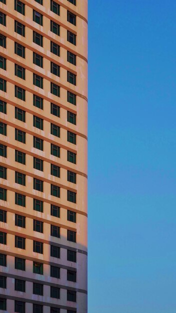 Vue à angle bas du bâtiment moderne contre le ciel bleu clair