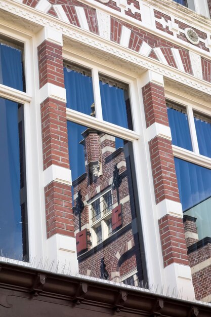 Photo vue d'angle bas du bâtiment avec réflexion sur la fenêtre