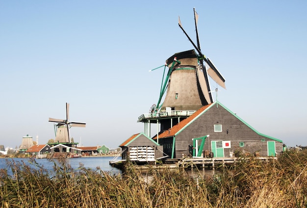 Photo vue d'angle bas du moulin à vent contre un ciel dégagé