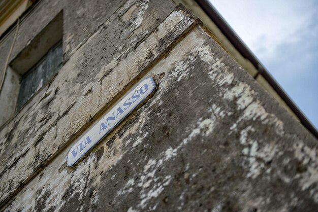 Photo vue à angle bas du texte sur le mur