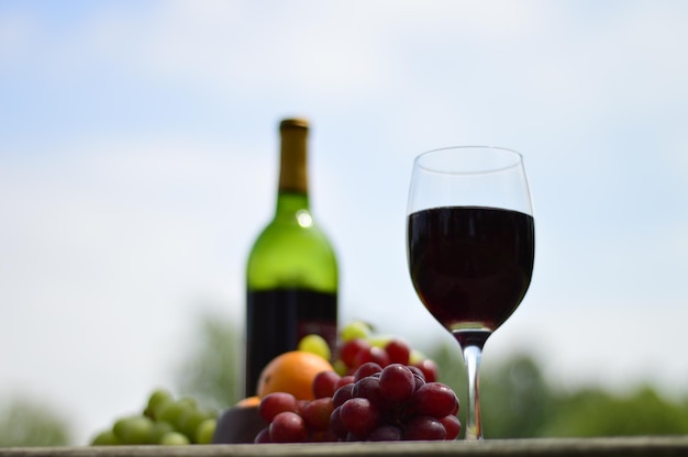 Vue à angle bas du verre à vin et des raisins sur la table
