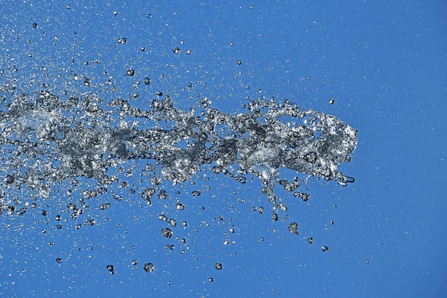 Photo vue d'angle bas de l'eau éclaboussée contre le ciel bleu