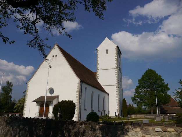 Photo vue d'angle bas de l'église blanche contre le ciel