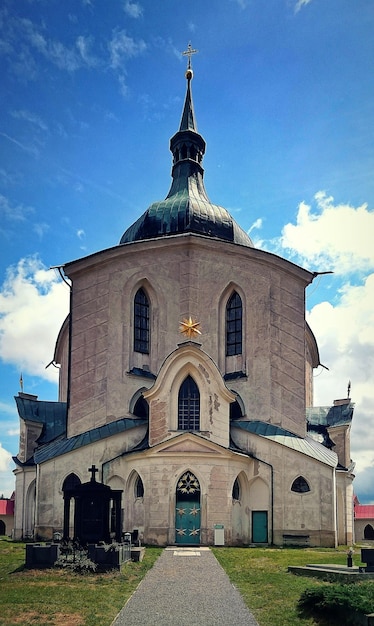 Vue d'angle bas de l'église contre un ciel nuageux