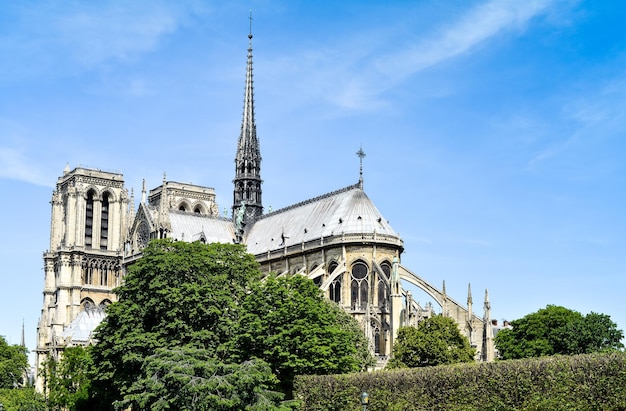 Vue d'angle bas de l'église contre un ciel nuageux