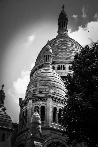 Photo vue d'angle bas de l'église contre un ciel nuageux