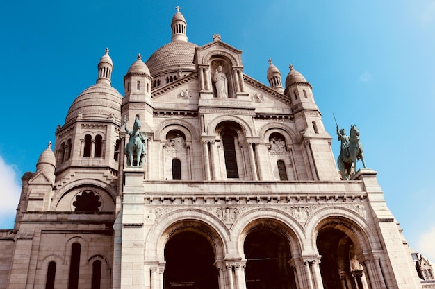 Vue d'angle bas de l'église contre le ciel