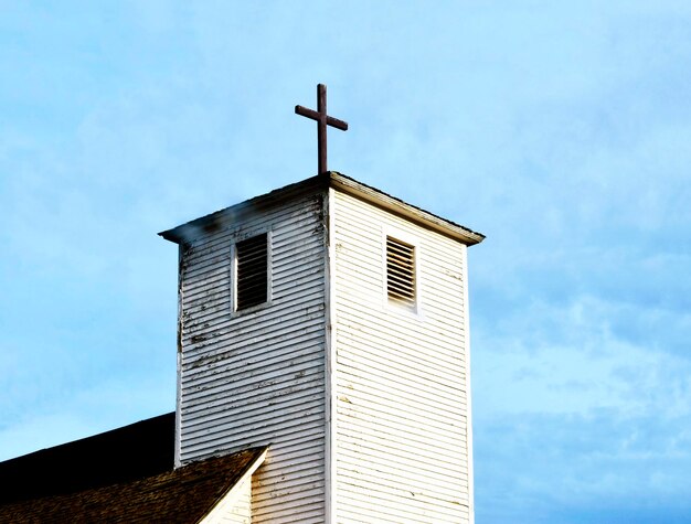 Vue d'angle bas de l'église contre le ciel