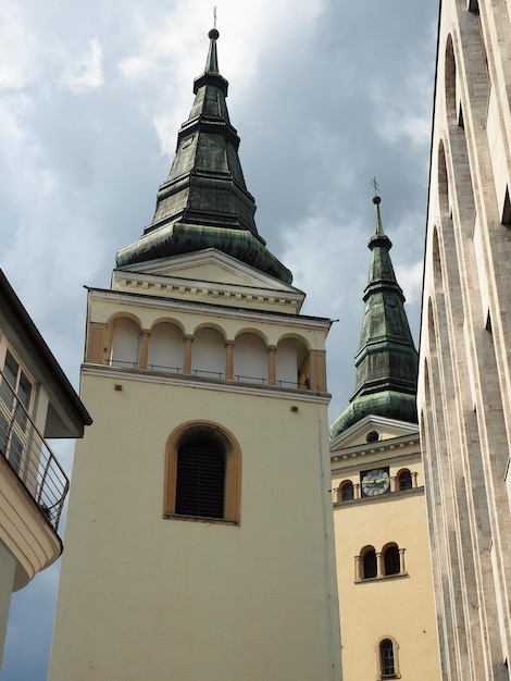 Vue d'angle bas de l'église contre le ciel