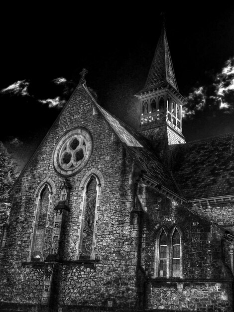 Photo vue d'angle bas de l'église la nuit