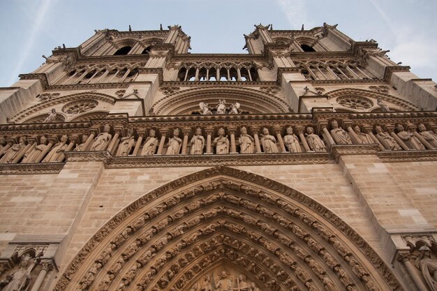 Vue d'angle bas d'une église