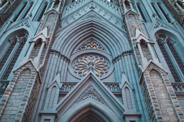 Vue à angle bas de l'église