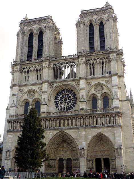 Photo vue d'angle bas de l'église