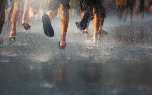 Vue en angle bas d'enfants asiatiques s'amusant à jouer avec la pluie