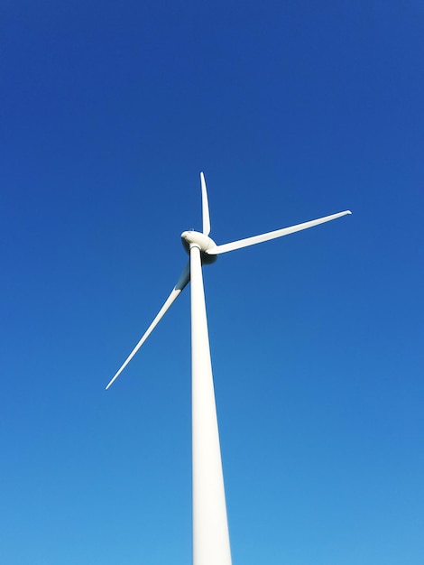 Vue d'angle bas de l'éolienne contre un ciel dégagé